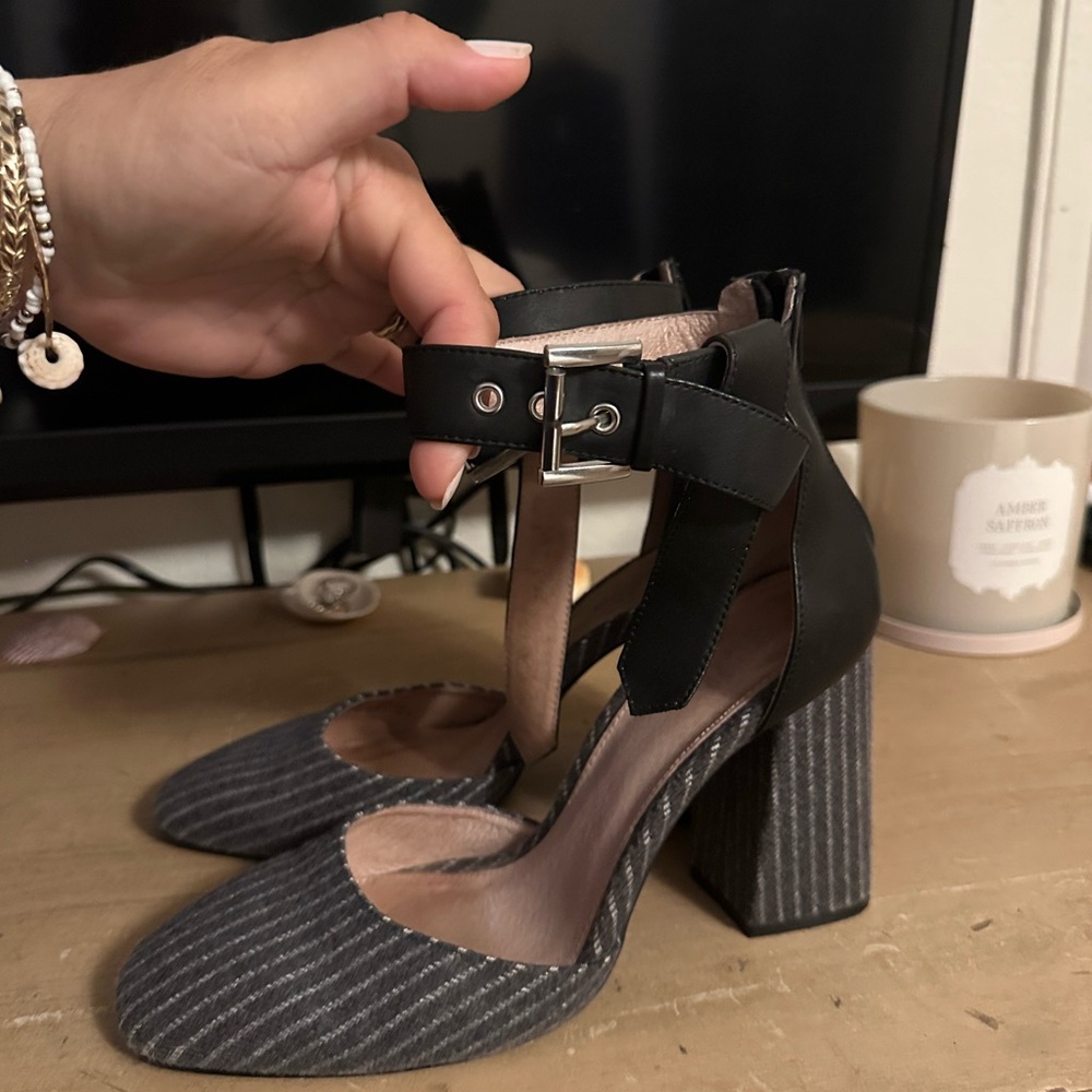 Women’s grey Pinstripe Block Heel Ankle Strap Sandal size 10 like new